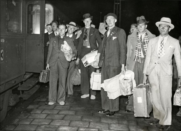 Terugkomst Spanjestrijders. Overstap station Dordrecht 8 december 1938.