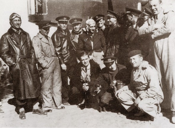 Frederikus Jan Stolk 1ste van links net voor zijn laatste vlucht