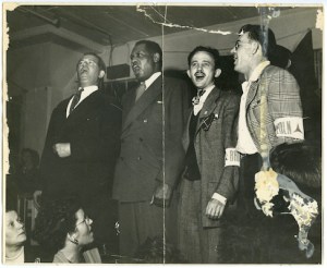 Vlnr. Bart van der Schelling, Paul Robeson, Moe Fishman en Art Landis, Tamiment Library, NYU, ALBA Photo 66, box 1, folder 3.