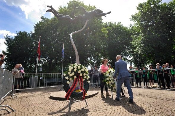 Herdenking begin Spaanse burgeroorlog bij het monument op het plein Spanje '36-'39 en op het Bredero Lyceum in Amsterdam Noord. Dit jaar is het 80 jaar geleden dat de burgeroorlog begon.