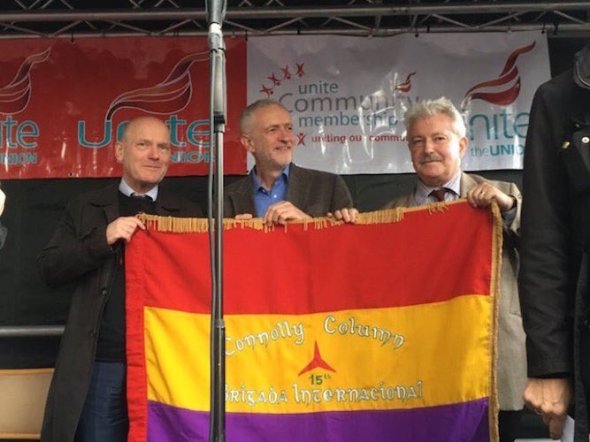 Jeremy Corbyn eert Internationale Brigades op Cable Street herdenking