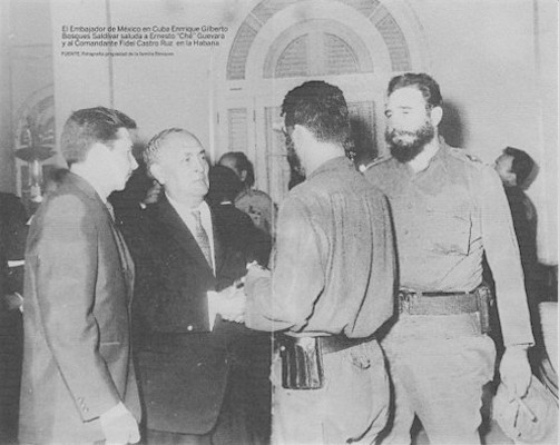 Feestdag Mexico in Havanna 16 September 1964; van links naar rechts rechts: Raul Castro, amabassadeur Bosques, Ernesto »Che« Guevara, Fidel Castro. Foto: Familie Bosques