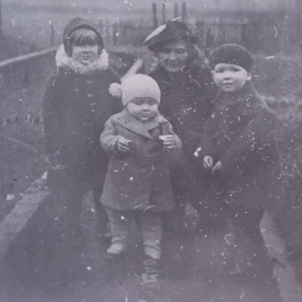Vlnr nicht van Heinz Schade, neef van Heinz Schade, Edith Veenhof en Eddy Veenhof, begin 1937
